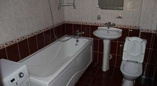 Гостиница Guest house Osenniy Анапа Четырёхместный номер с отдельной ванной комнатой-13