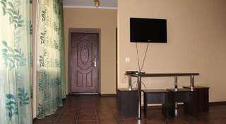 Гостиница Guest house Osenniy Анапа Четырёхместный номер с отдельной ванной комнатой-14